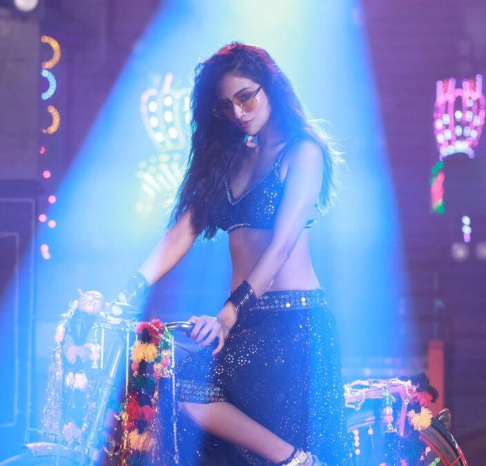 Get ready for the hottest biggest item number of this pujo ft @nusratchirps .OrderCharaBor নুসরতের “অর্ডার ছাড়া বর্ডার ক্রস” ফ্যাশন: সাহসী ট্রেন্ড নাকি নতুন প্রজন্মের Pujo-ইন্সপিরেশন?